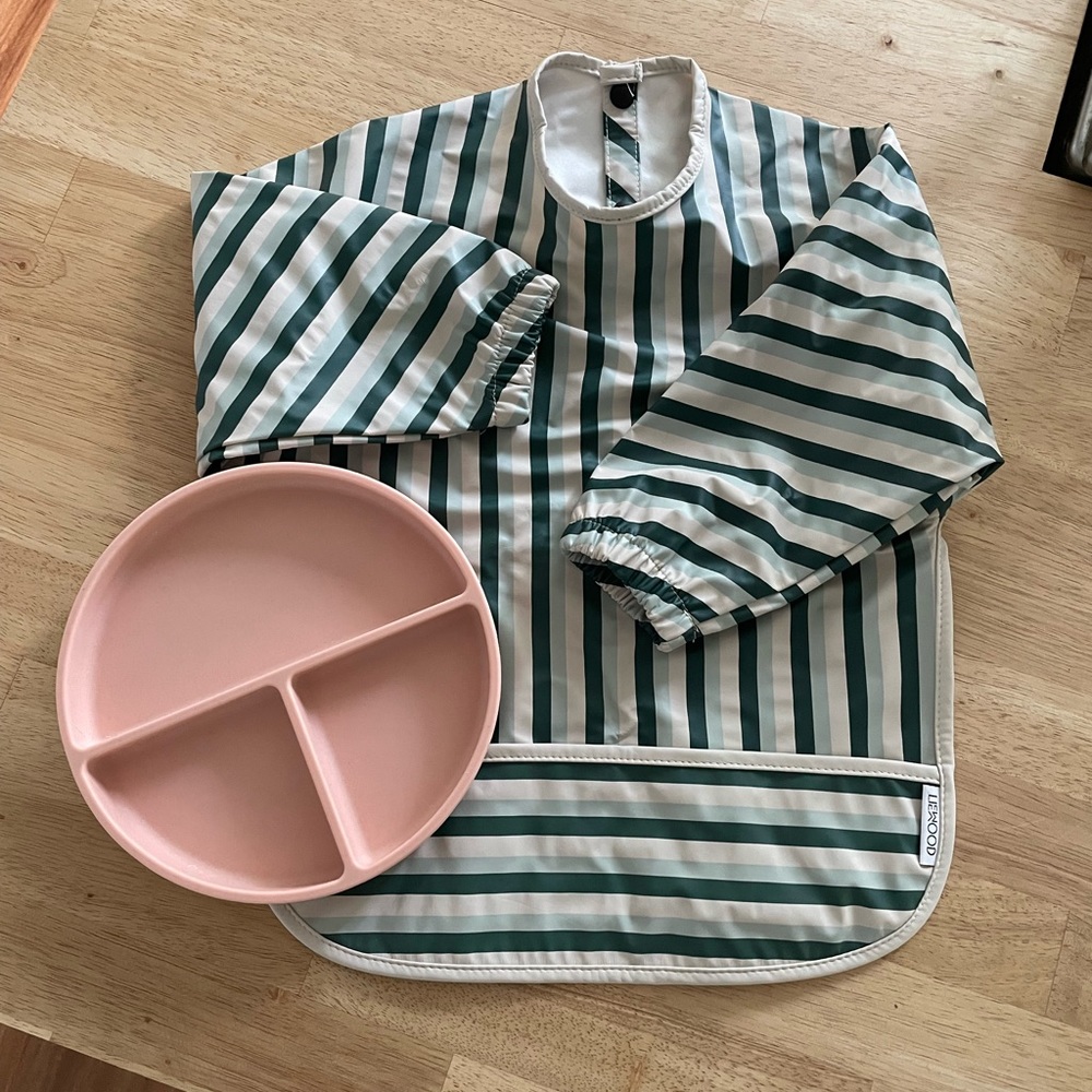 Mushie Silicone Suction Plate & Liewood Cape Bib
